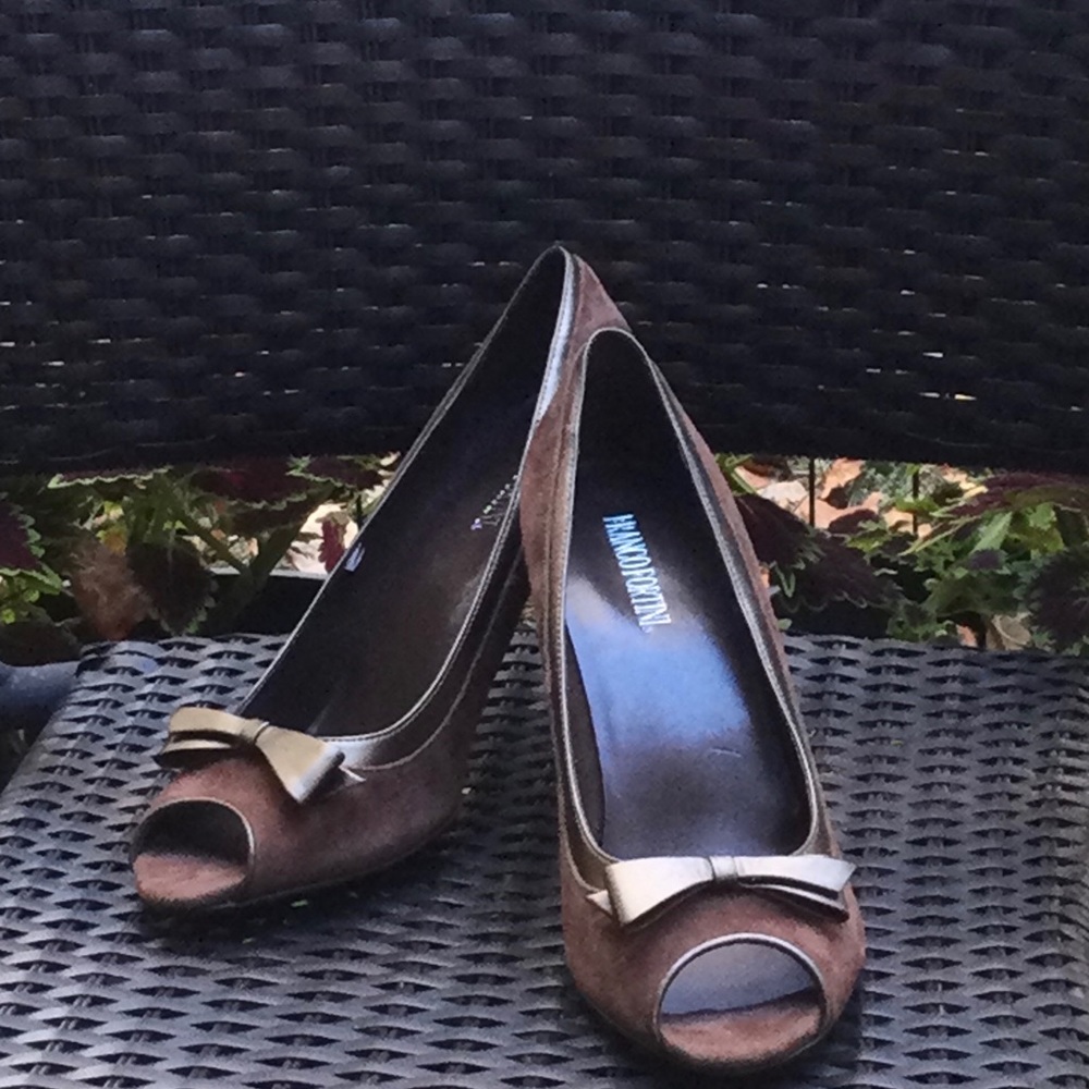 NEW gorgeous Franco Fortini genuine leather heels. Medium brown with gold bow